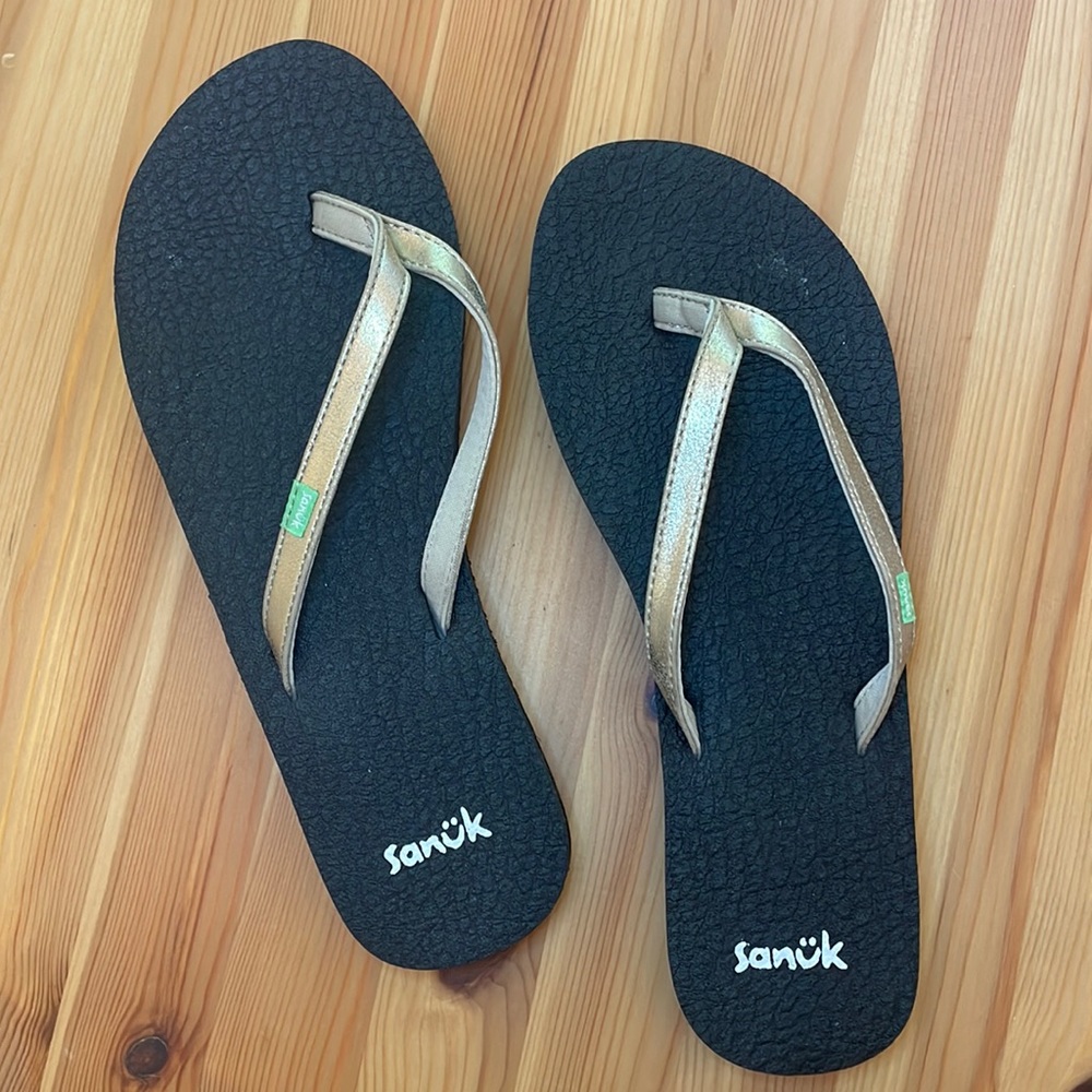 Women’s gold metallic Sanuk flip flop, size 8